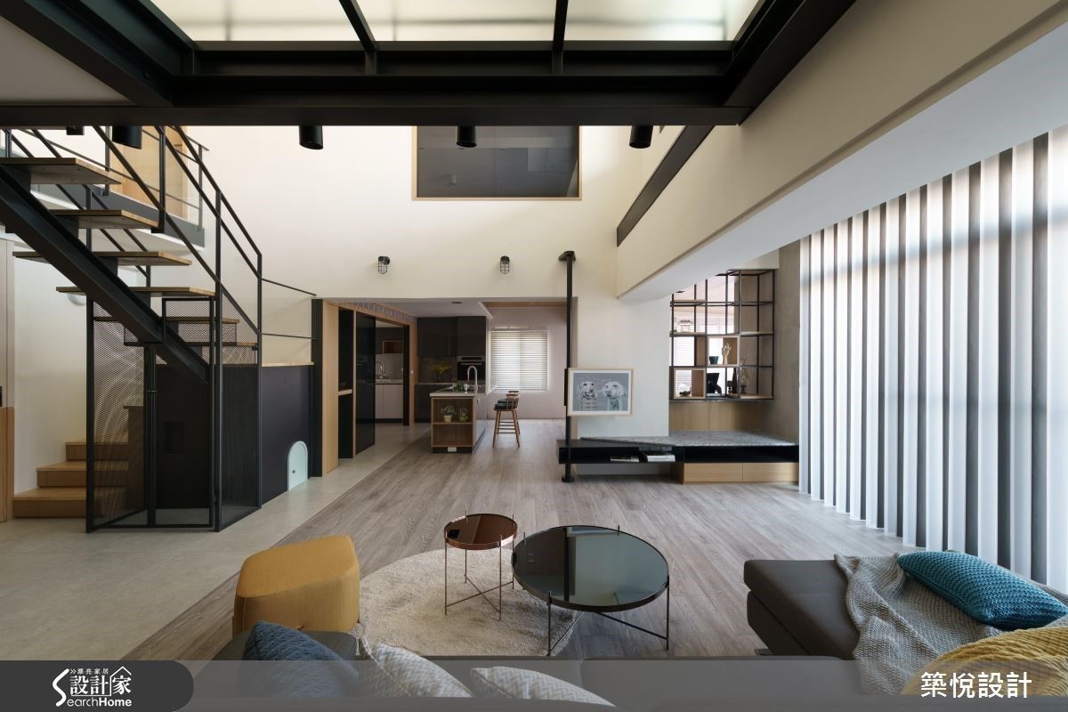 設計師利用鐵件元素塑造空間個性和結構層次，大量木質和樂土的運用則帶來了大自然般的素樸質感。