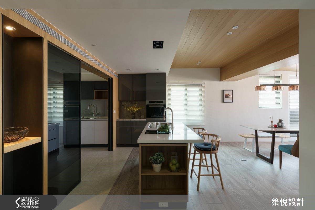 由設計師陳彥維改造後的空間，透過開放共享的設計手法，居家中隨處都能感受到明亮的日光。