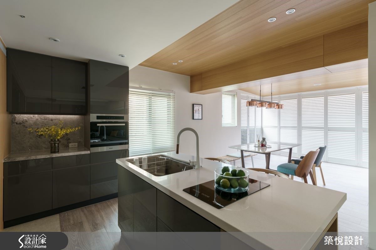 因應年輕夫妻喜歡下廚，重新裝潢的開放式廚房，結合溫潤的木皮、時髦的鏡面烤漆，大大的提昇了空間的質感和情調，讓夫妻倆人的日常生活更顯輕鬆愜意。