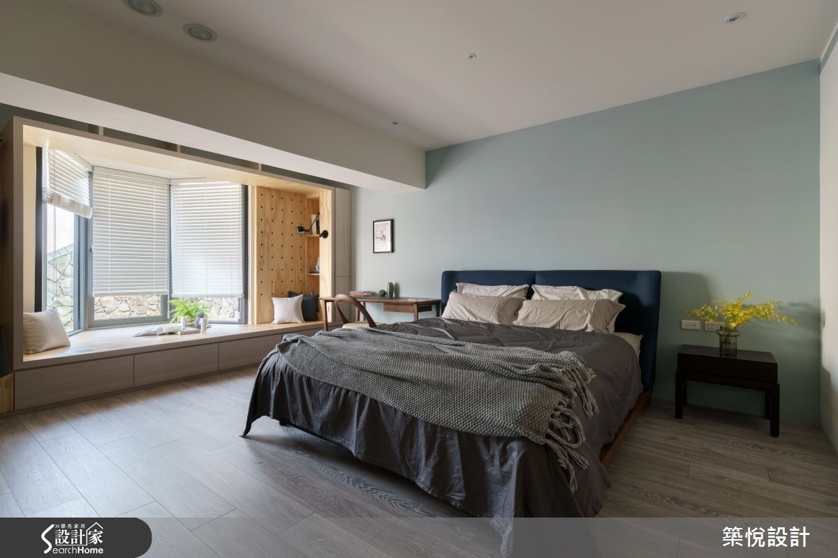 主臥室以清爽的淺藍色做為主題色彩，讓屋主進到空間中就能舒適放鬆，而寬敞的寢臥還設置了一處臥榻及更衣間，讓機能面的使用更加豐富和便利。