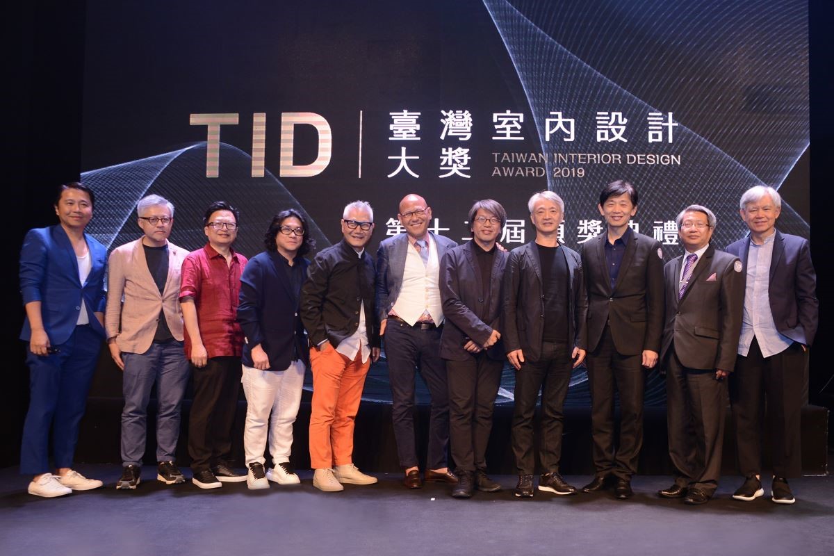 台南市政府文化局局長葉澤山（右1）、台南市美術館館長潘襎（右2）與第十二屆「TID 臺灣室內設計大獎」評審團。
