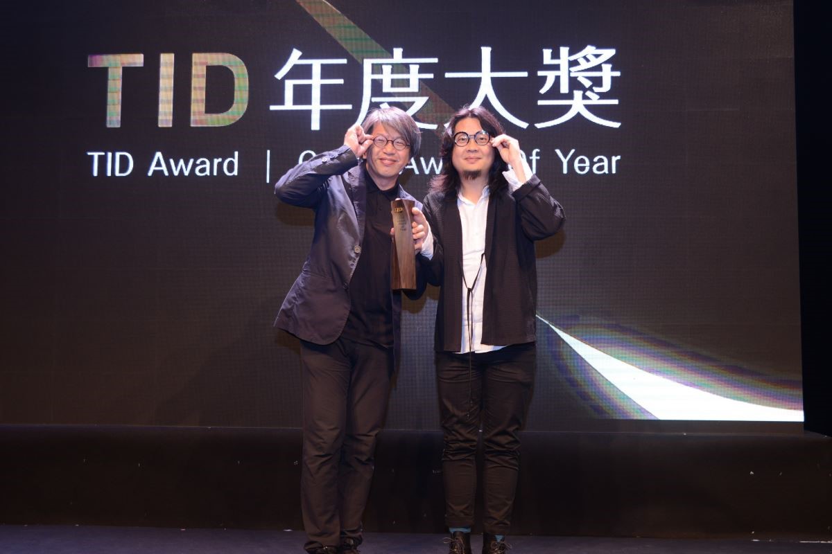 第十二屆 TID 年度大獎得獎者王耀邦（右）與 CSID 中華民國室內設計協會理事長龔書章（左）。