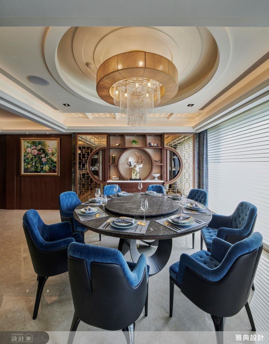 餐廳以中國園林洞門營造空間端景,表現精湛工藝,型塑出機能美型櫃。 餐廳以中國園林洞門營造空間端景,表現精湛工藝,型塑出機能美型櫃。