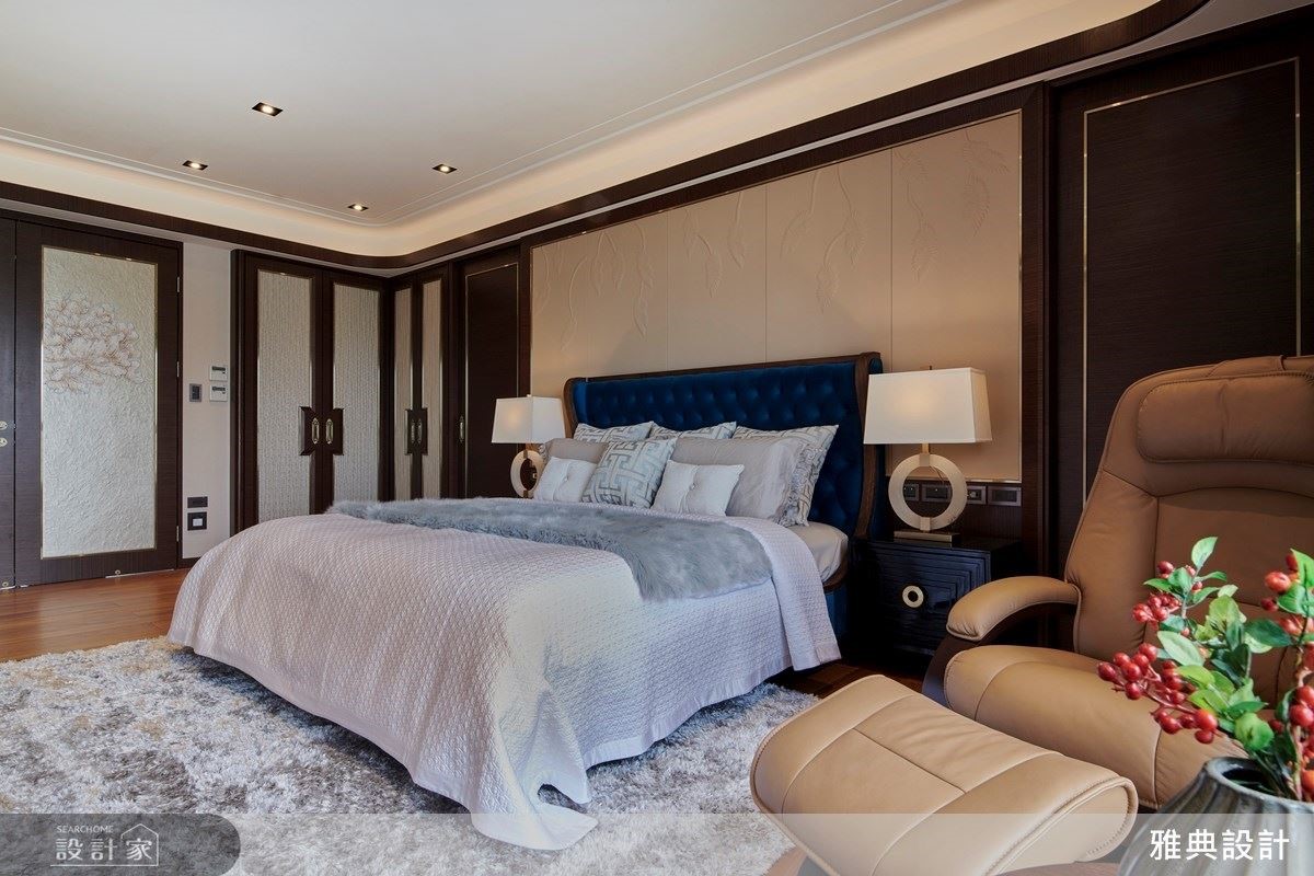 主臥延續新東方元素,床頭運用圖騰皮雕營造空間精緻優雅氣息。 主臥延續新東方元素,床頭運用圖騰皮雕營造空間精緻優雅氣息。