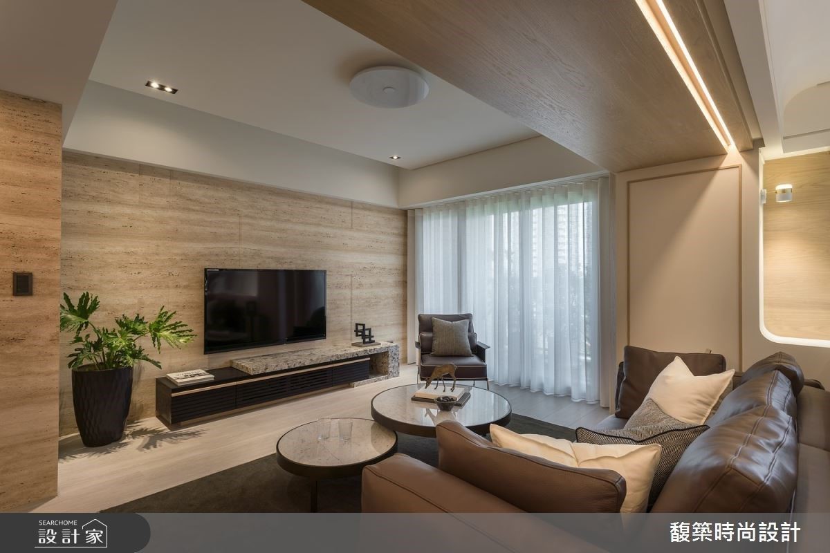 客廳電視櫃以深黑木櫃搭配石紋，創造大器視覺效果。