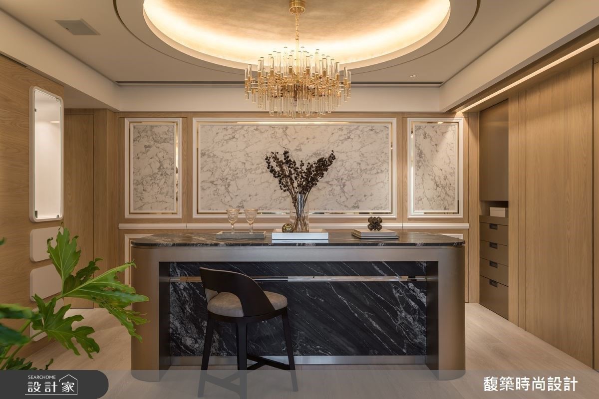 餐廳立面以經典對稱語彙詮釋新古典風格，同時隱藏廚房與練琴室，擘劃空間放大感。