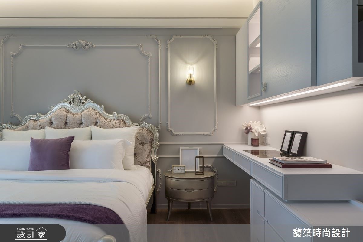 主臥入門處畸零空間設計小型展示櫃，塑造亮眼端景。