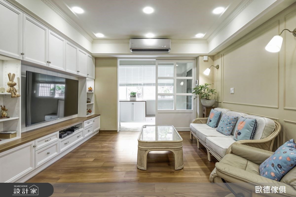 客廳空間電視牆以純白色系統櫃設計和米色的沙發背牆相呼應，增加在優雅中的復古隨興。