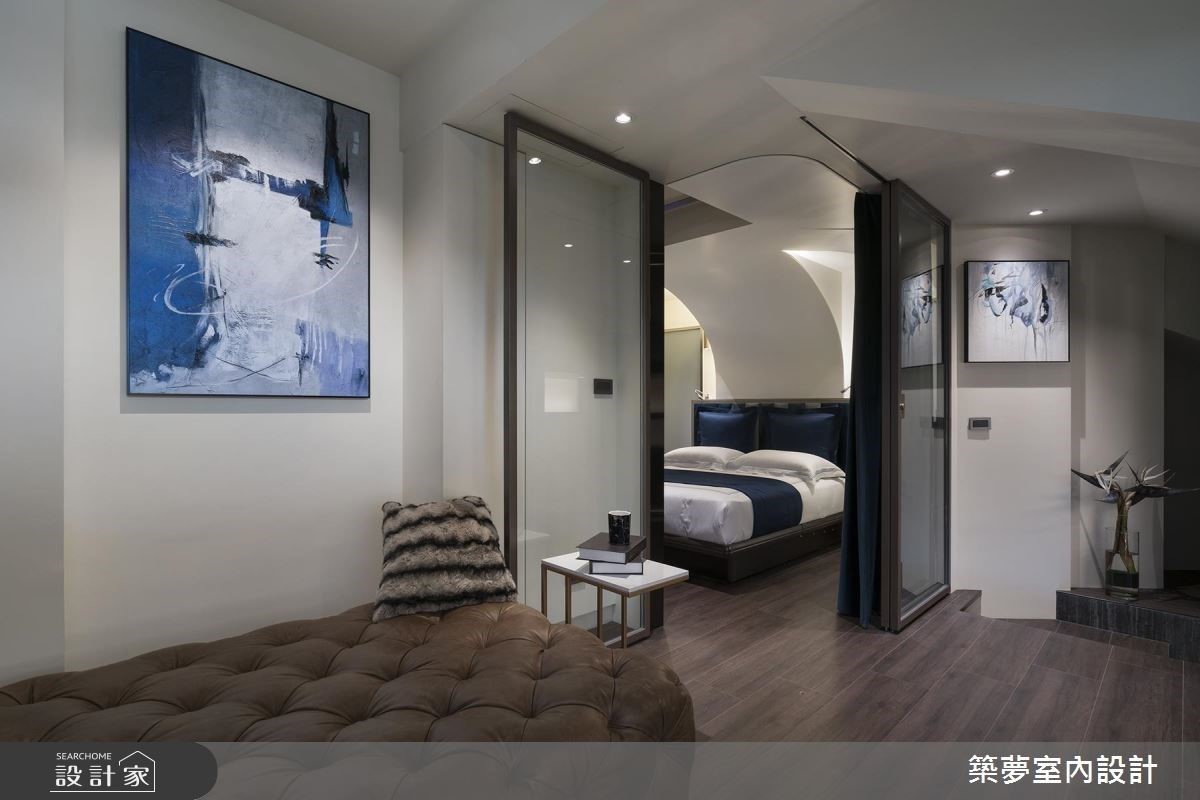 以雪梨歌劇院為靈感的設計，化解大樑存在，讓空間充滿藝術氣息。