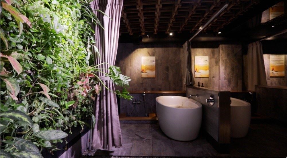 旅店以啤酒浴設施搭配植生牆設計，大大化解來自都會的工作壓力。