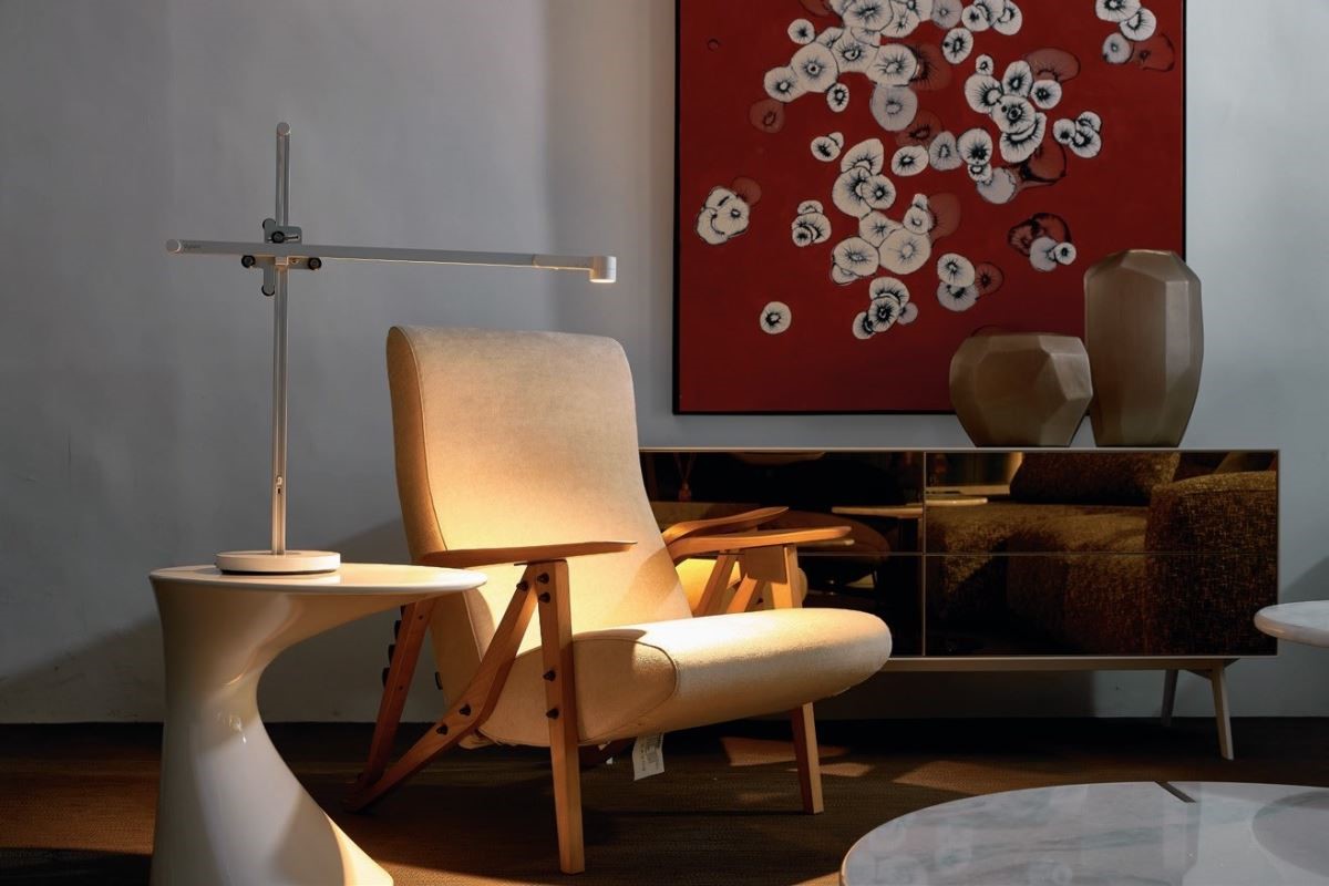 Lightcycle™ 桌燈調節至黃光模式，可調和出溫暖、有質感的情境氛圍。