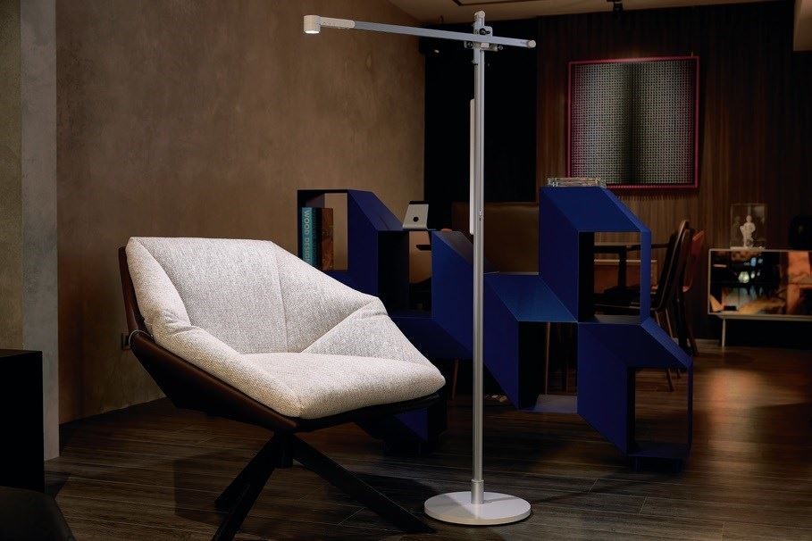 Lightcycle™ 立燈可隨背景、使用者需求，調出最適合的色溫。