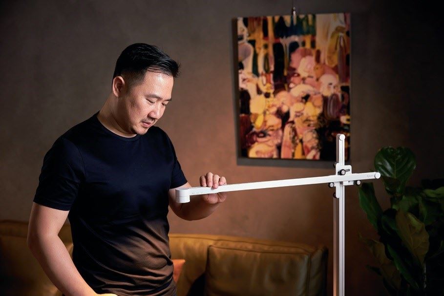 依自己對光線使用的需求，調整燈臂上的調光與色溫控制。