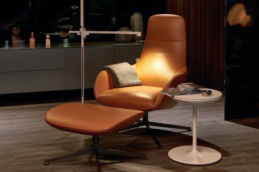 在深色背景下，光更能烘托空間裡的材質、顏色與紋理，營造具有情感的環境。