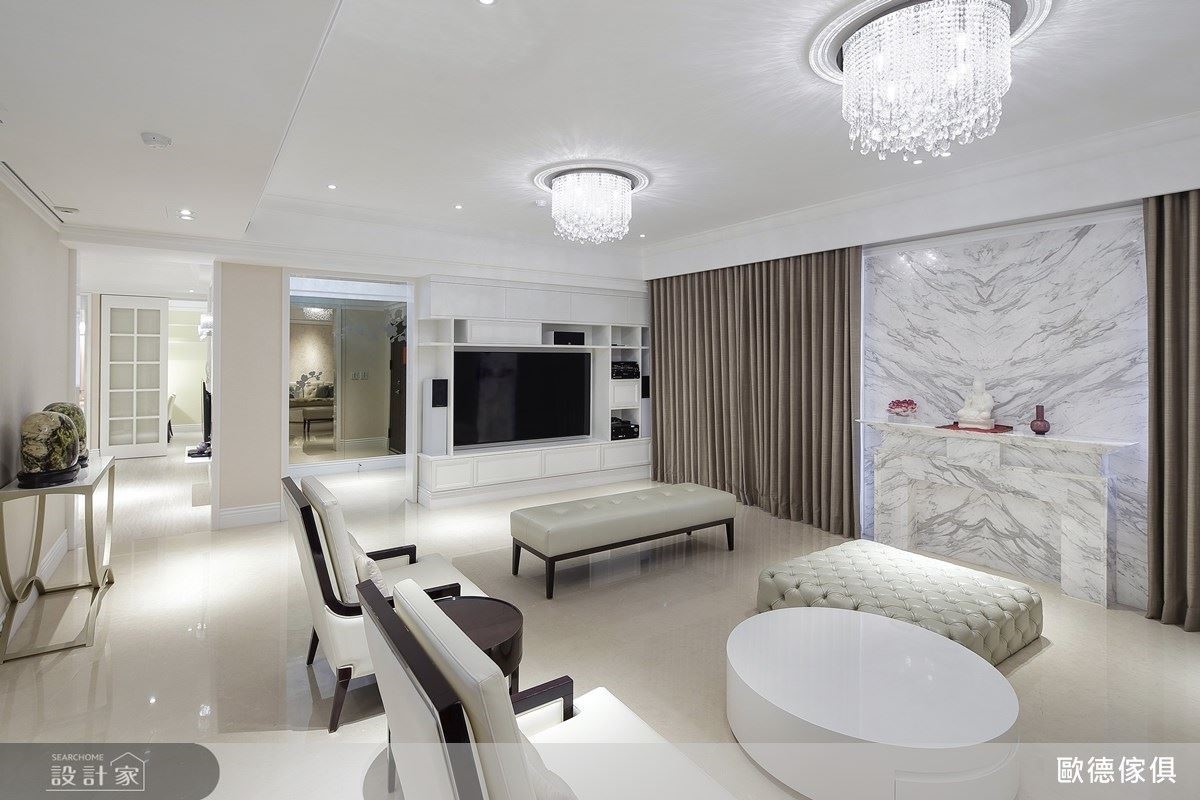 客廳採純白色調呼應新古典優雅氛圍，同時提升空間明亮度。