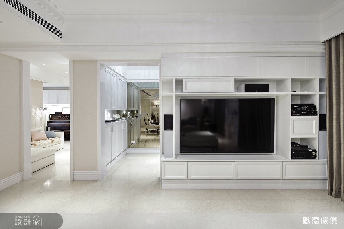 鏤空無側板電視牆設計，讓大面量體的視覺效果更為柔和。