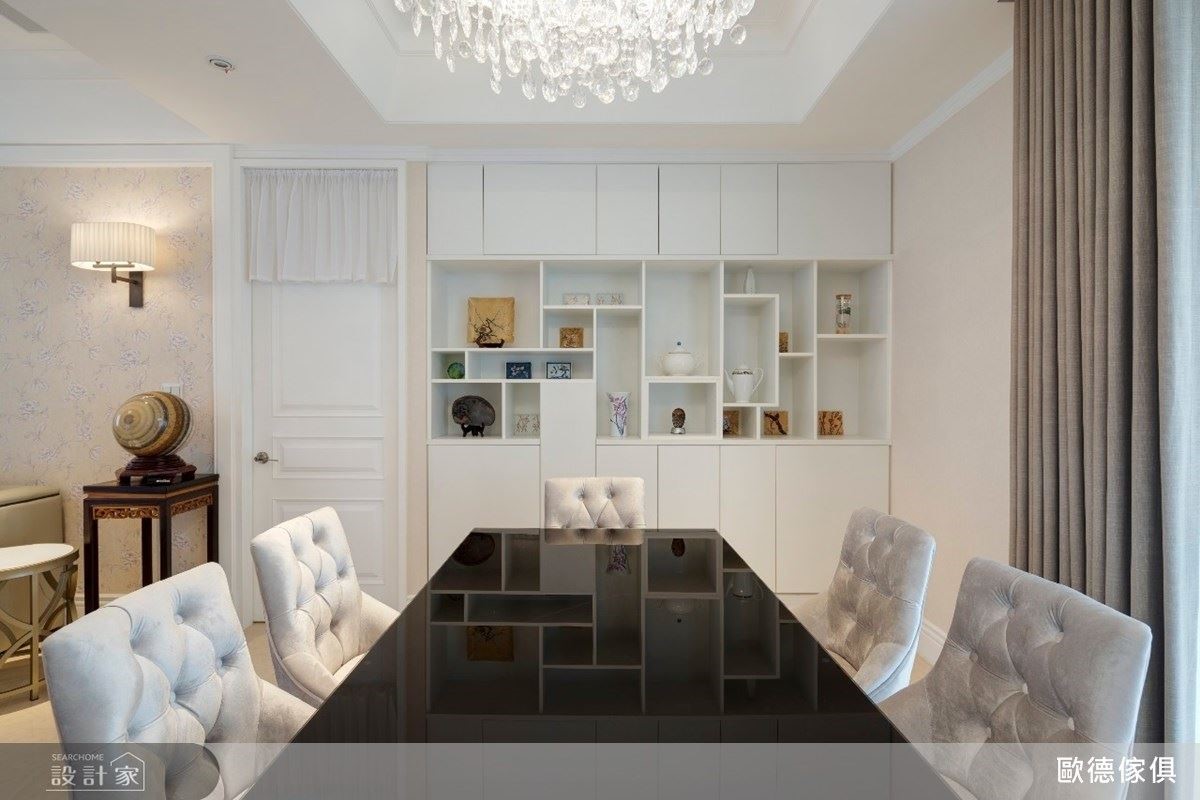 餐廳櫃體採無把手設計，演繹乾淨俐落美感。