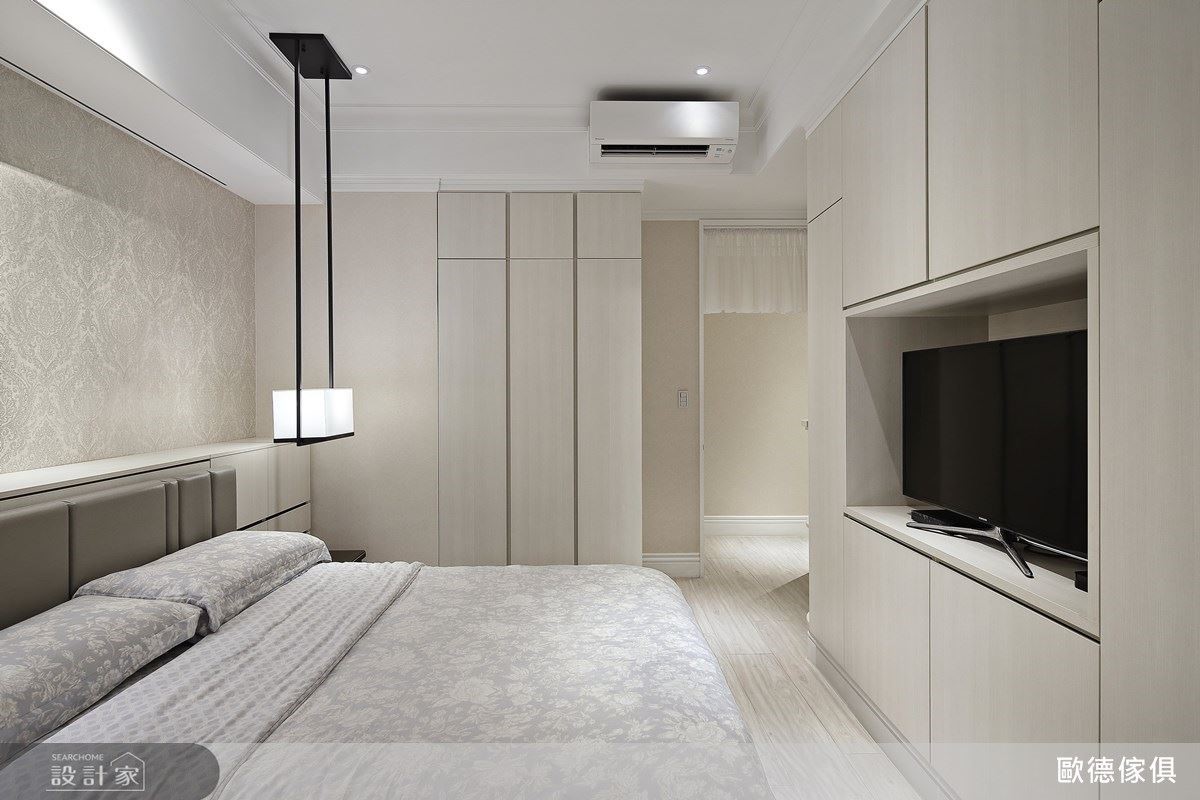 男主人臥房以深色木紋櫃體挹注大器沉穩格調。