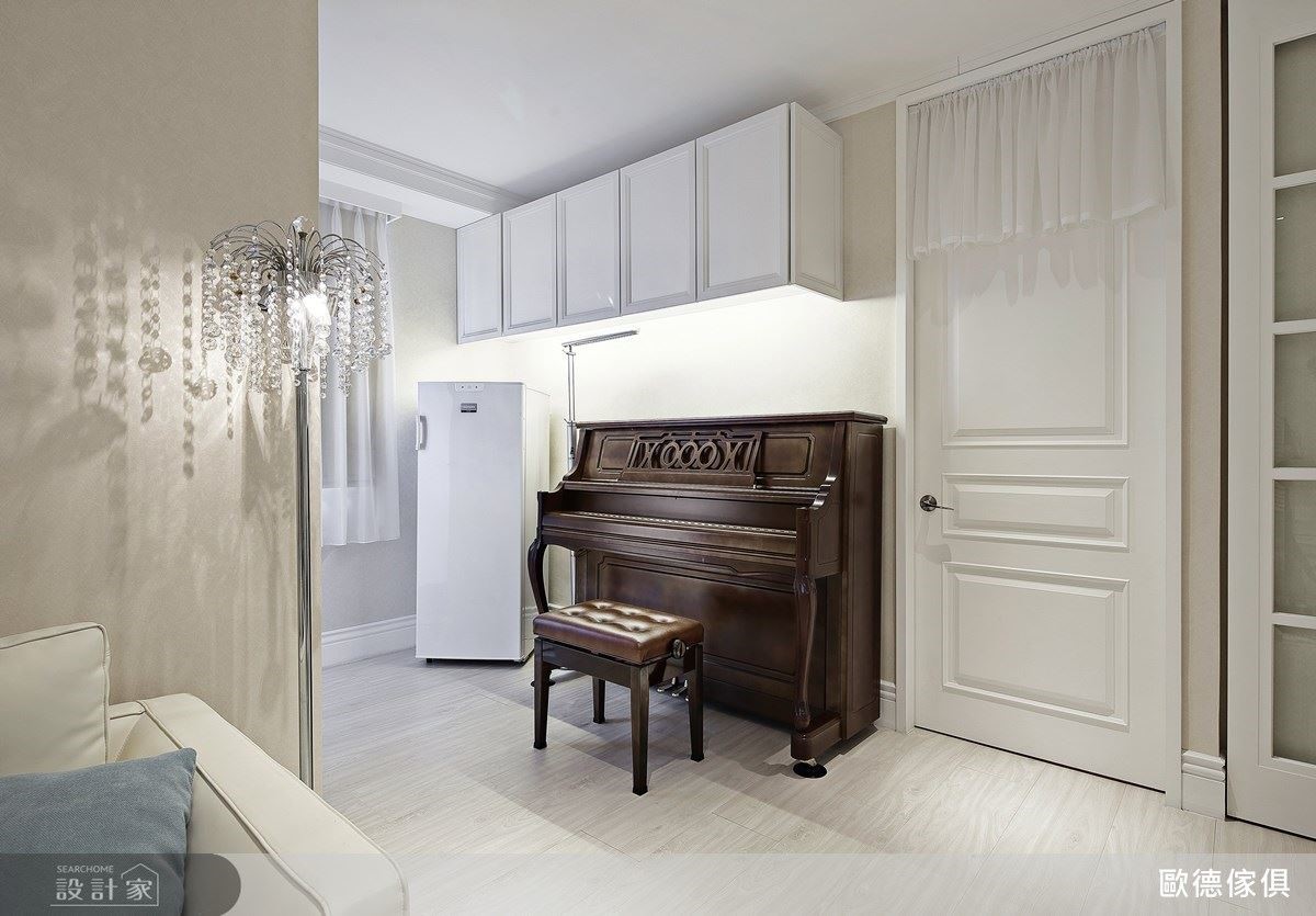 起居室櫃體與門片採線板設計，在細節中展現古典美學。