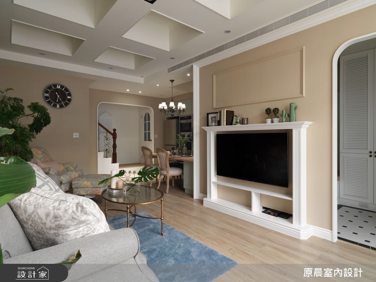 客廳天花以格狀呈現，巧妙消弭大樑橫跨的問題。