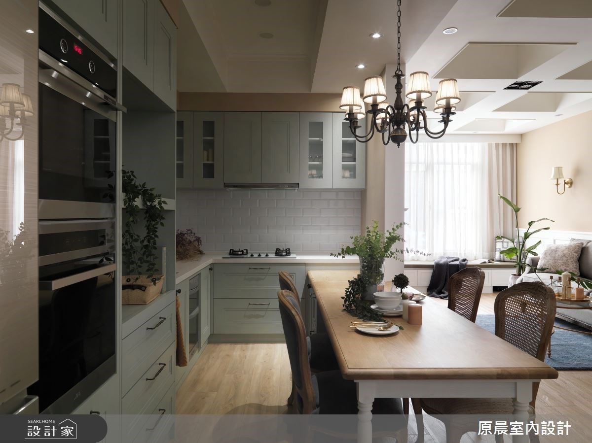 餐廚區挑選灰階淺綠色彩，為空間挹注一抹清爽綠意氛圍。