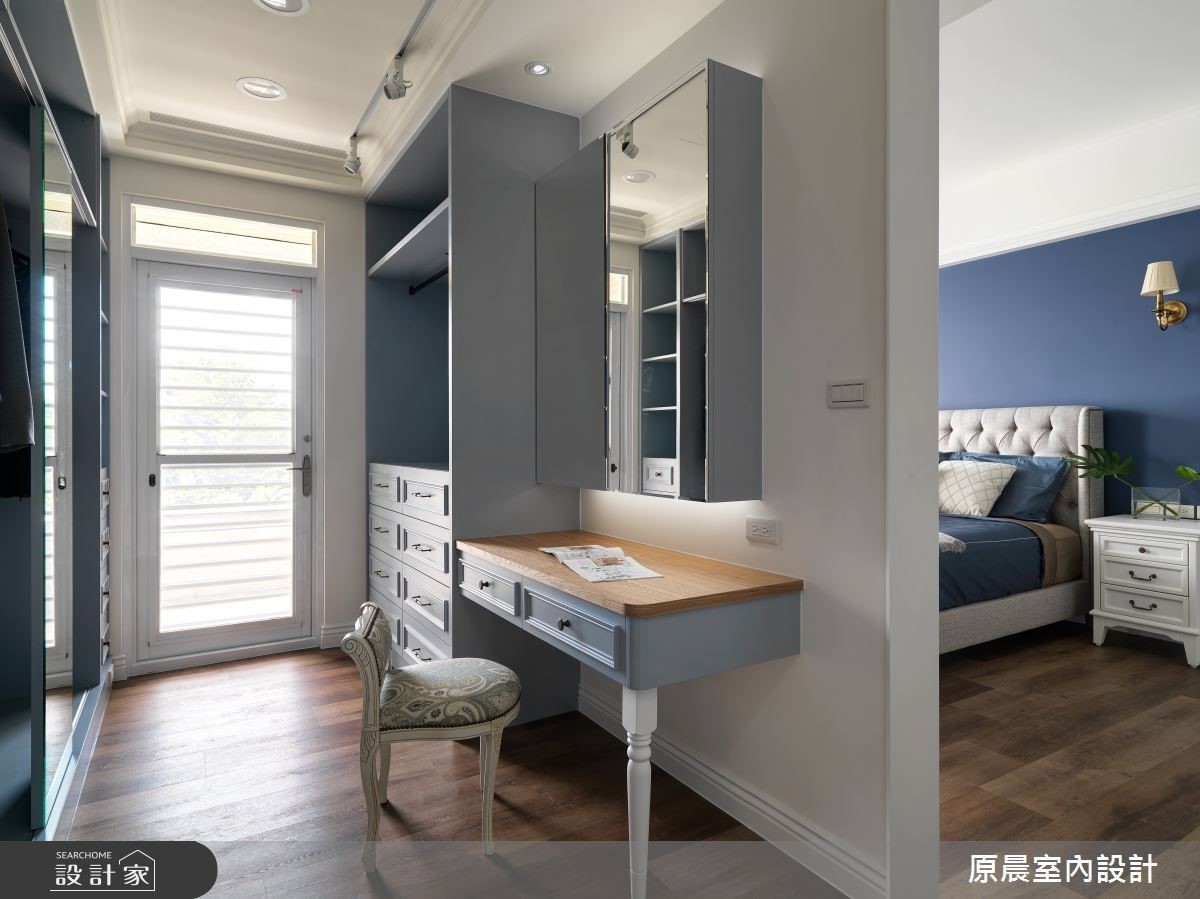 次臥以藍色鋪陳主視覺壁面，賦予沉穩舒適的睡眠場域。