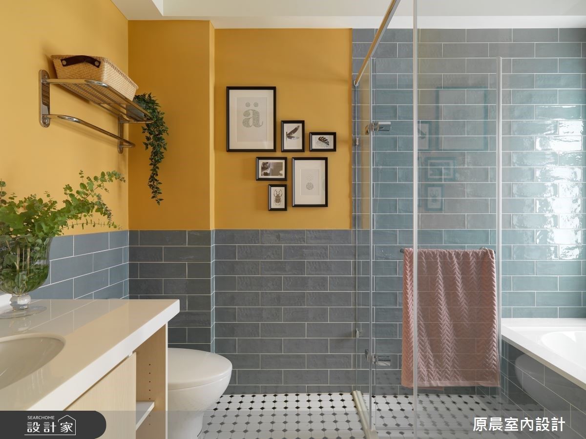 浴室藉由兩種材質與色彩做出視覺跳色，增添活潑氣息。