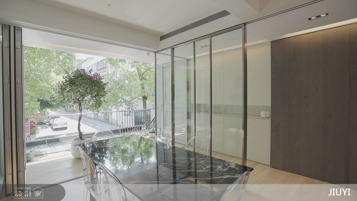 玻璃折拉門設計挹注明亮視覺感，並有效阻隔空調外流。