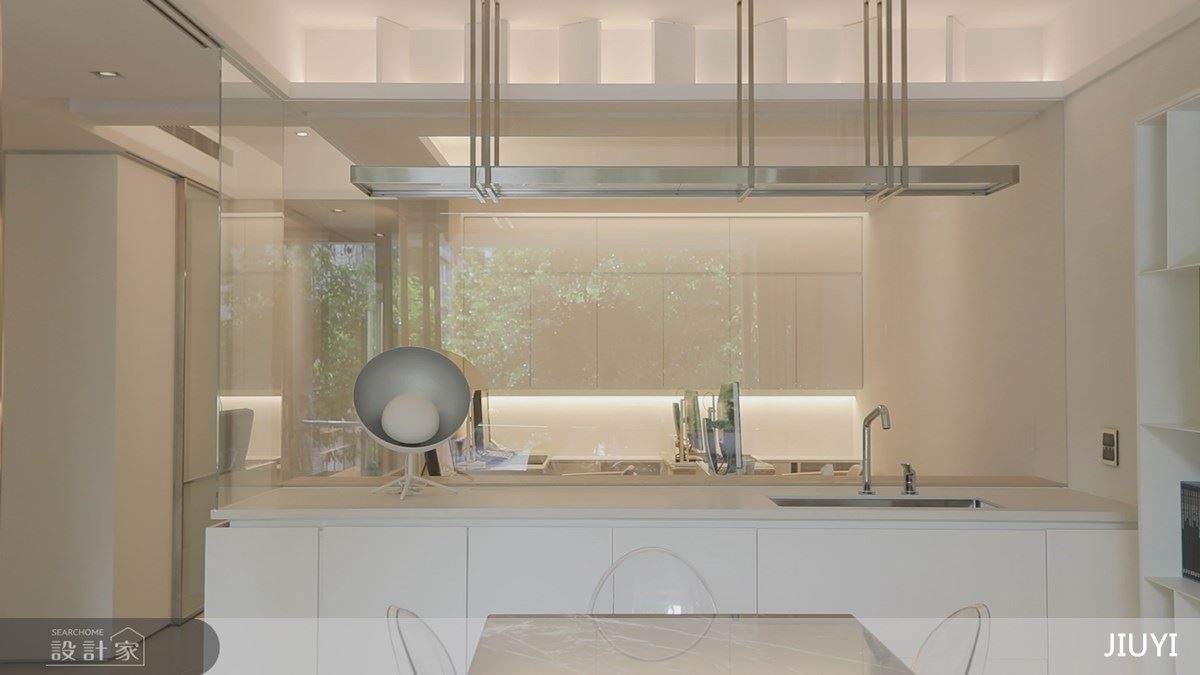 中島設計詮釋輕鬆交流意象，大型檯面則延伸為展示空間。