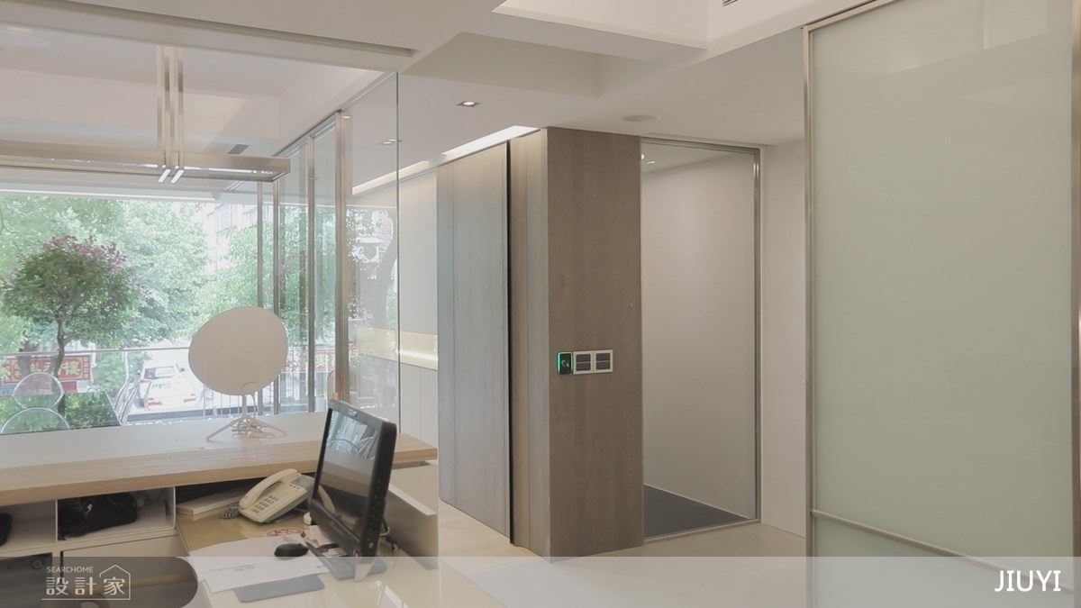 清透玻璃隔間設計捕捉窗外風景，打造良好清爽工作環境。