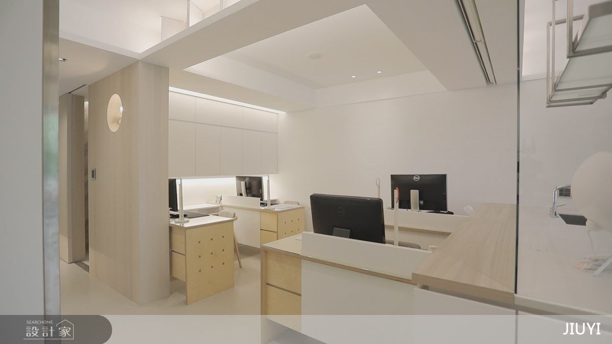 辦公區以精心丈量的桌椅大小與活動範圍，為使用者帶來舒適流暢的辦公情境。