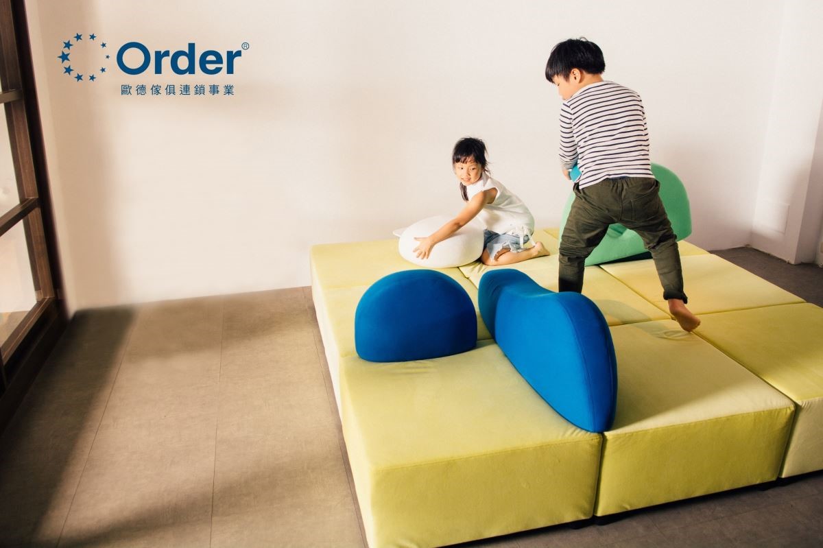 歐德 Landscape Sofa 造型沙發融合家具、隔板和玩具元素，是兒童公共空間設計之創新家具。