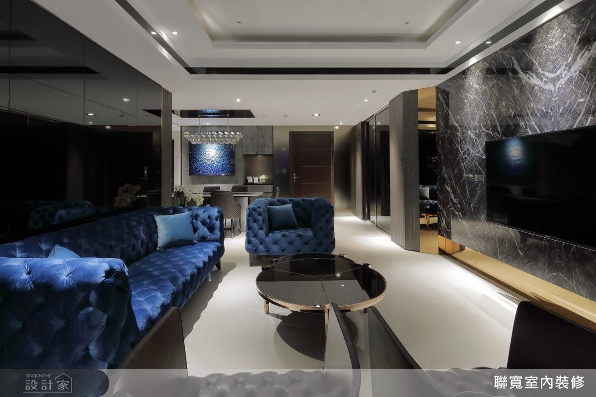 利用各式反光素材大玩光影遊戲，客廳以嵌燈為主，減少燈具的視覺突兀感。