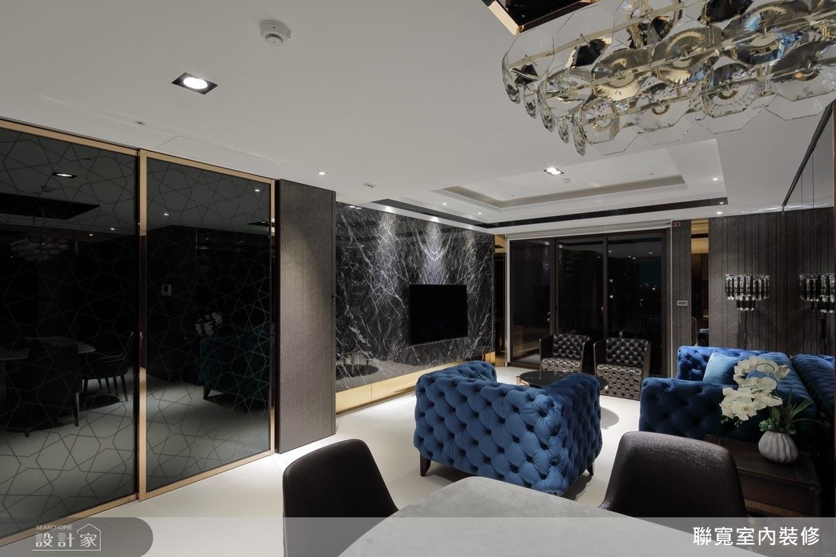 黑玻上以雷射切割不規則圖案，呼應大理石的電視牆紋路，又能反射光影。