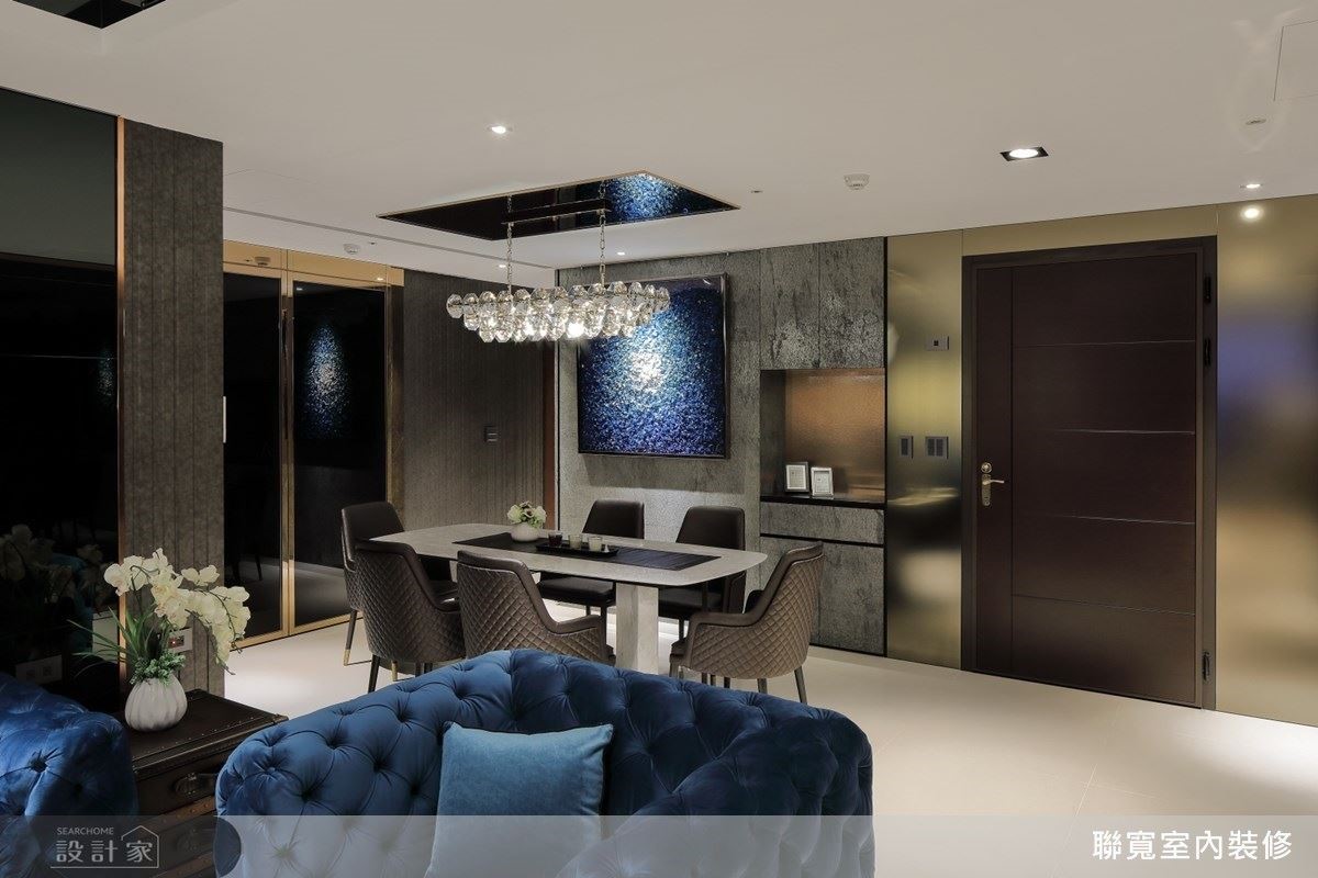 玄關入門以玉鏡包覆，在反射影像時，霧面特性柔化冰冷的空間主調。