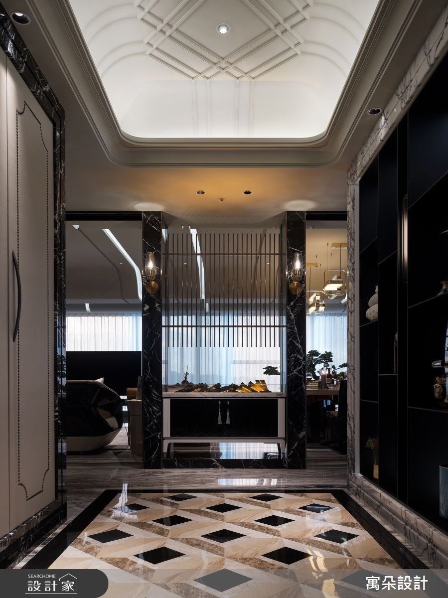 玄關穿透隔屏設計，使空間保有獨立性，亦使屋主回家享有大面窗景視野。