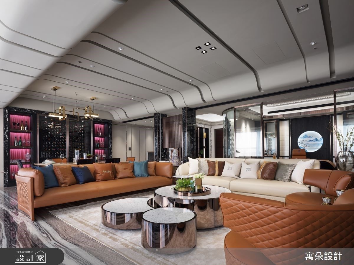 公領域地坪以大理石線條對應天花圓弧工藝，優雅導引視覺動線。