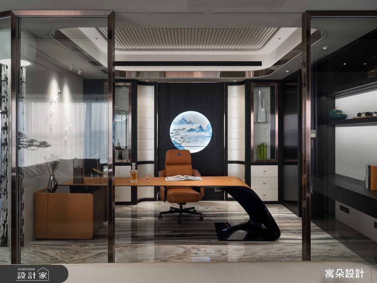 書房以圓型手繪山水油畫呼應窗景，同時注入禪風意境，細膩襯托進口書桌經典、前衛質感。