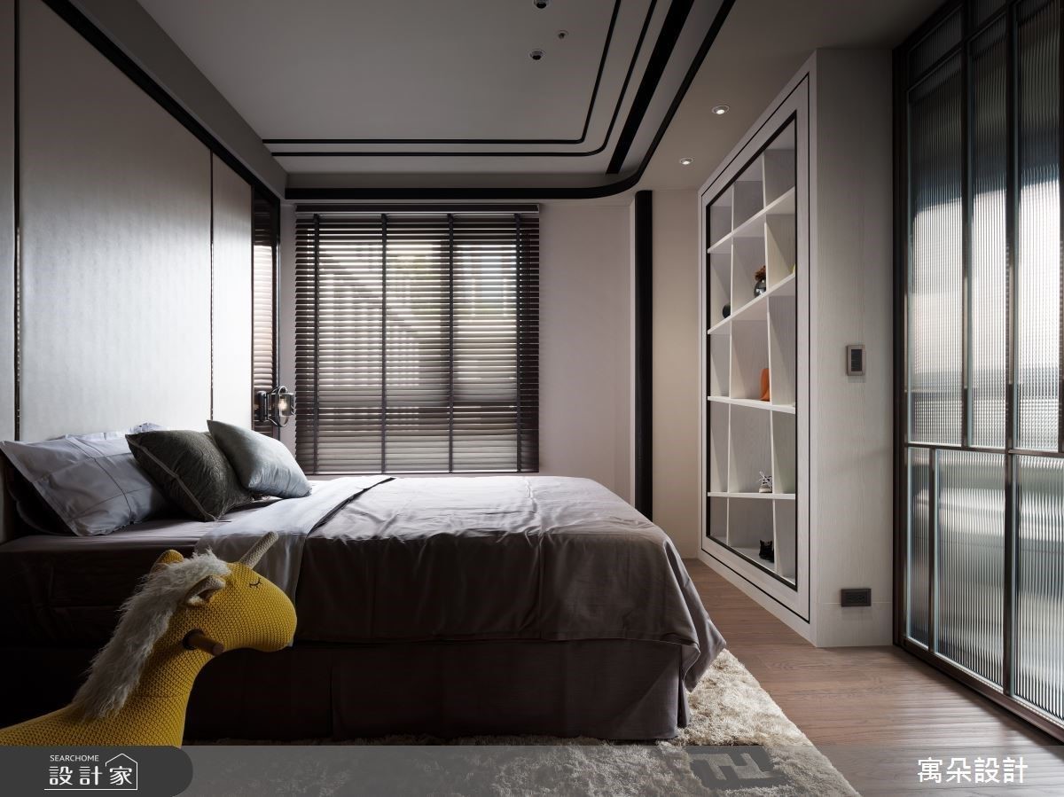 小孩房以不規則展示書櫃，呈現精緻而活潑的空間氛圍。