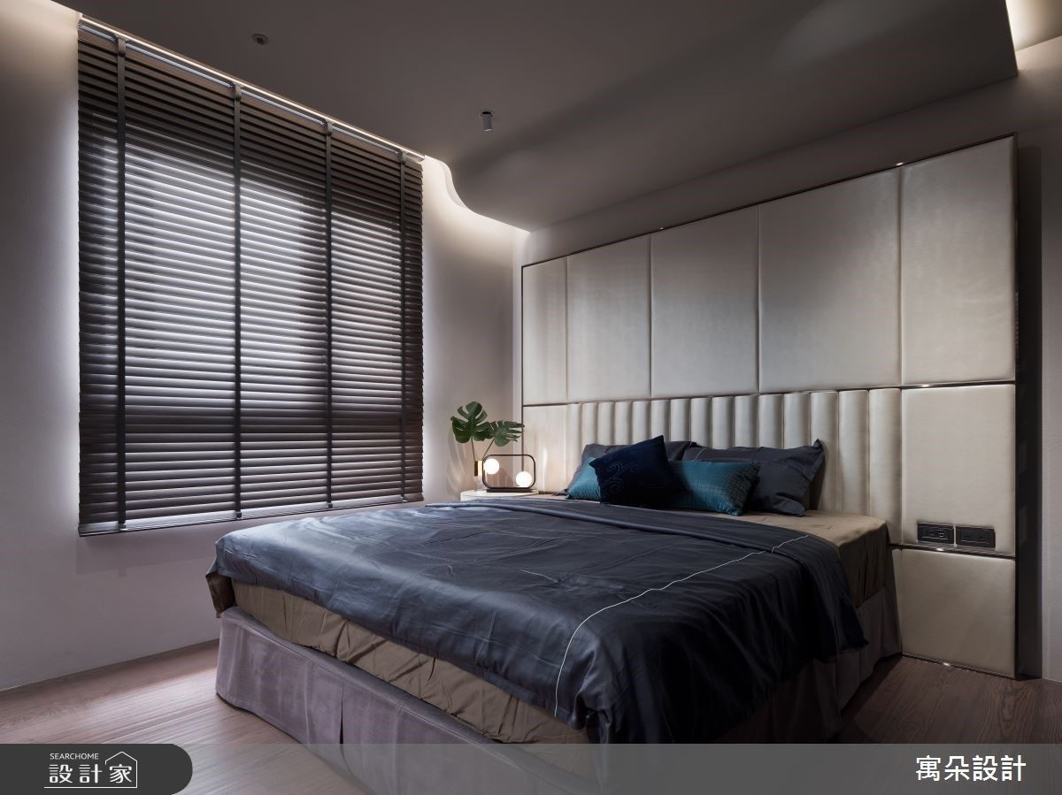 客房天花以圓弧線條語彙修飾樑柱，同時展現空間圓融個性。