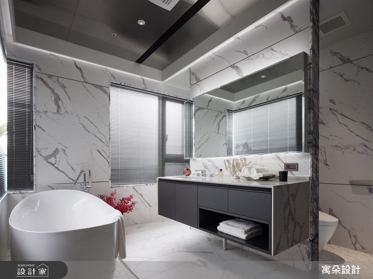 主臥套房天花以大理石框邊勾勒高貴質感，更規劃大面更衣間、高規格主浴，呈現頂級日常生活姿態。