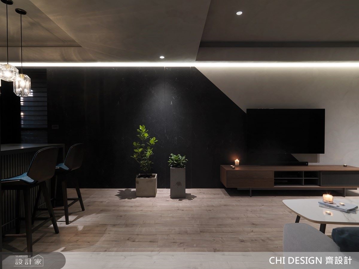 客廳電視牆以異材質交織出大斜線語彙，滿足屋主的喜好。