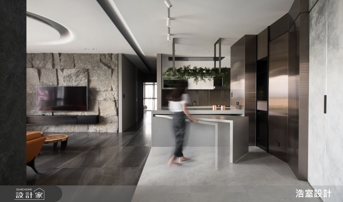 伸縮檯面設計增加空間彈性度，展現型隨機能的流暢動線。