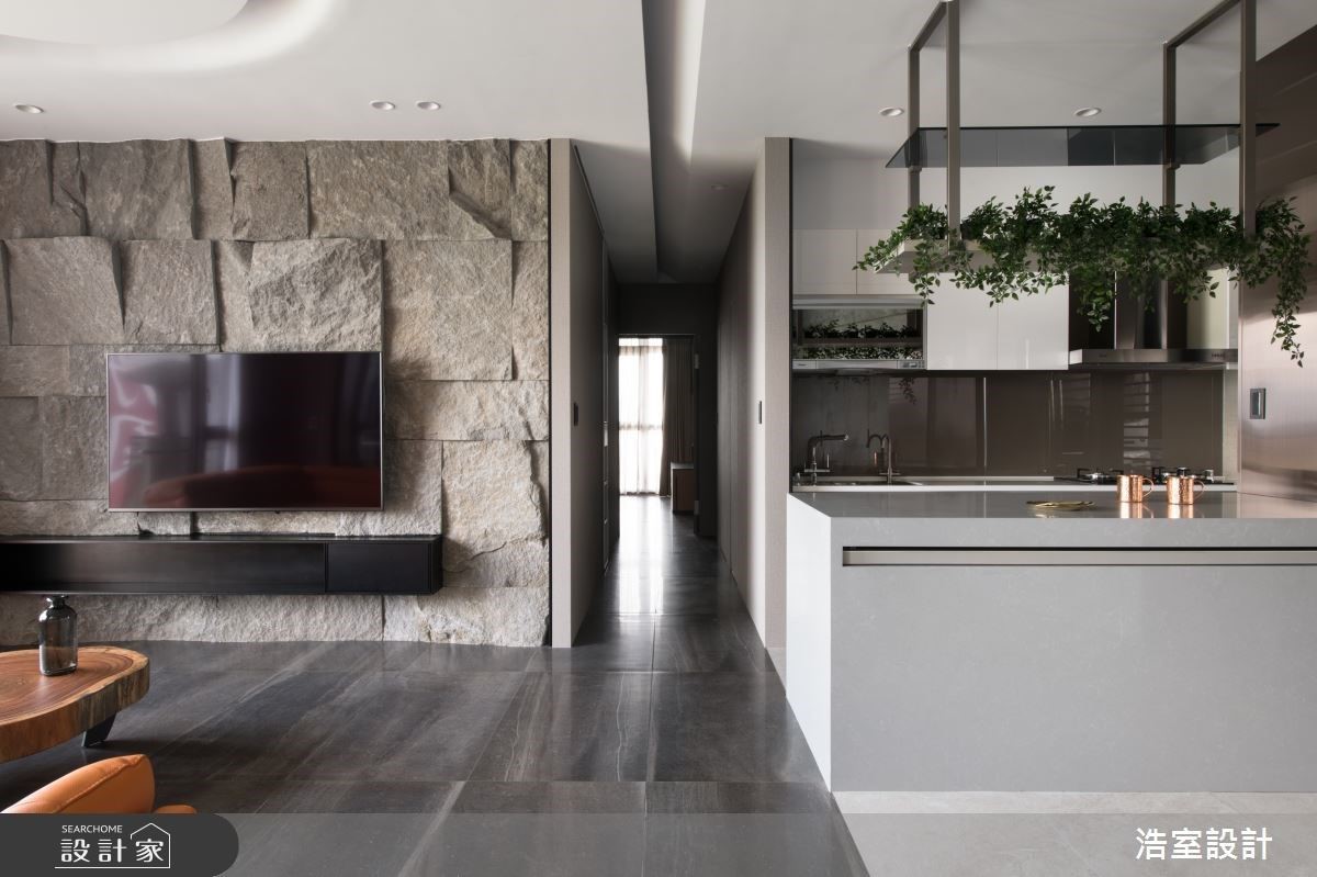 餐廚區增設一字型中島吧檯，滿足居者小酌、迎賓需求。