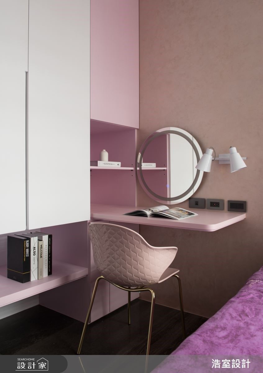 女兒房以居者喜好詮釋空間色調，並搭配純白櫃體渲染俐落簡約風格。