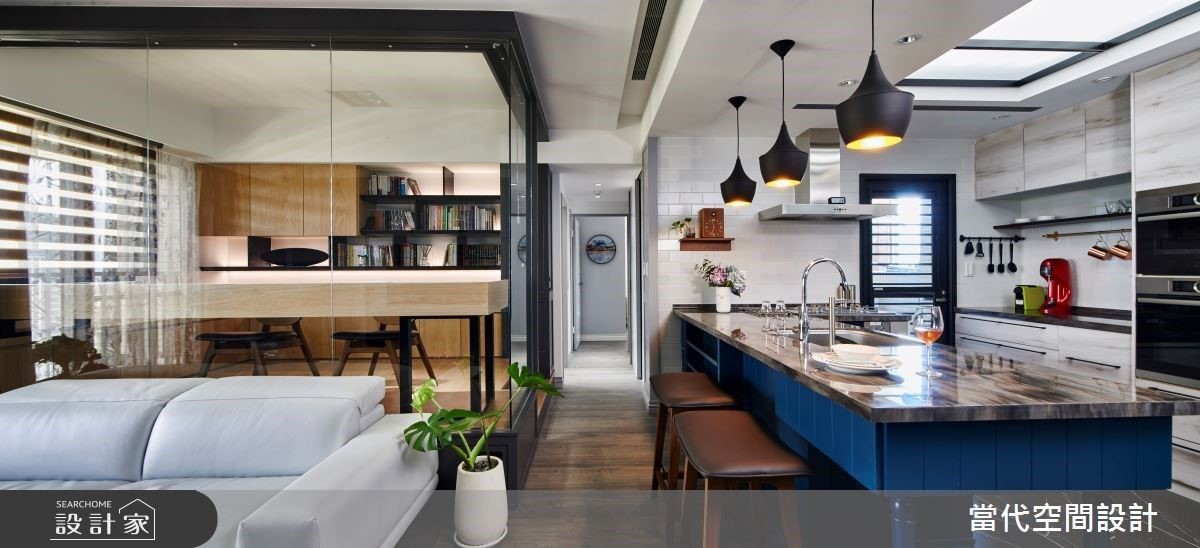 廚房採流明天花設計，藉柔和光源提升明亮度。