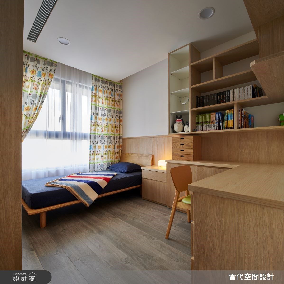 兒子房透過大量木質材的鋪陳，呈現清爽、純粹的無印良品風。