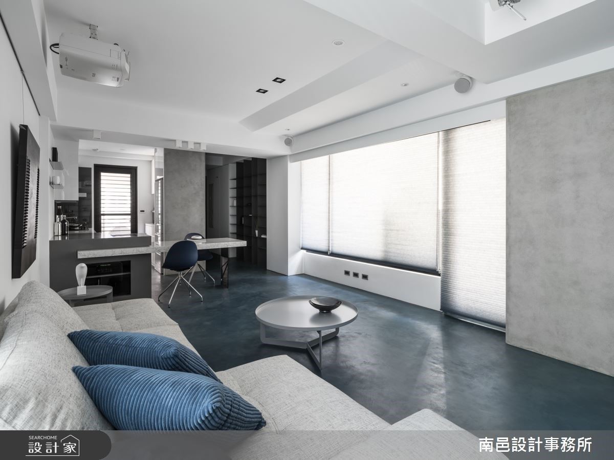 斜面天花造型設計，導引視覺焦點至電視牆。