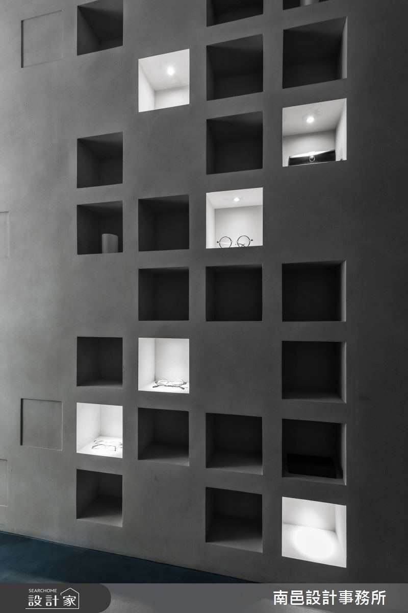 玄關立面設計方框，營造都市夜景意象，增添空間趣味性。