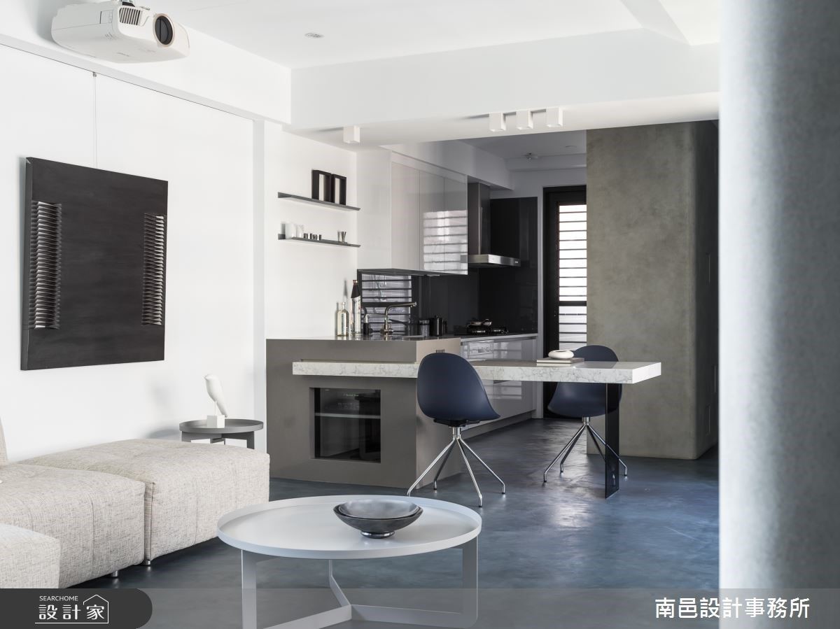 中島下方櫃面採灰玻材質，巧妙隱藏內部影音設備。